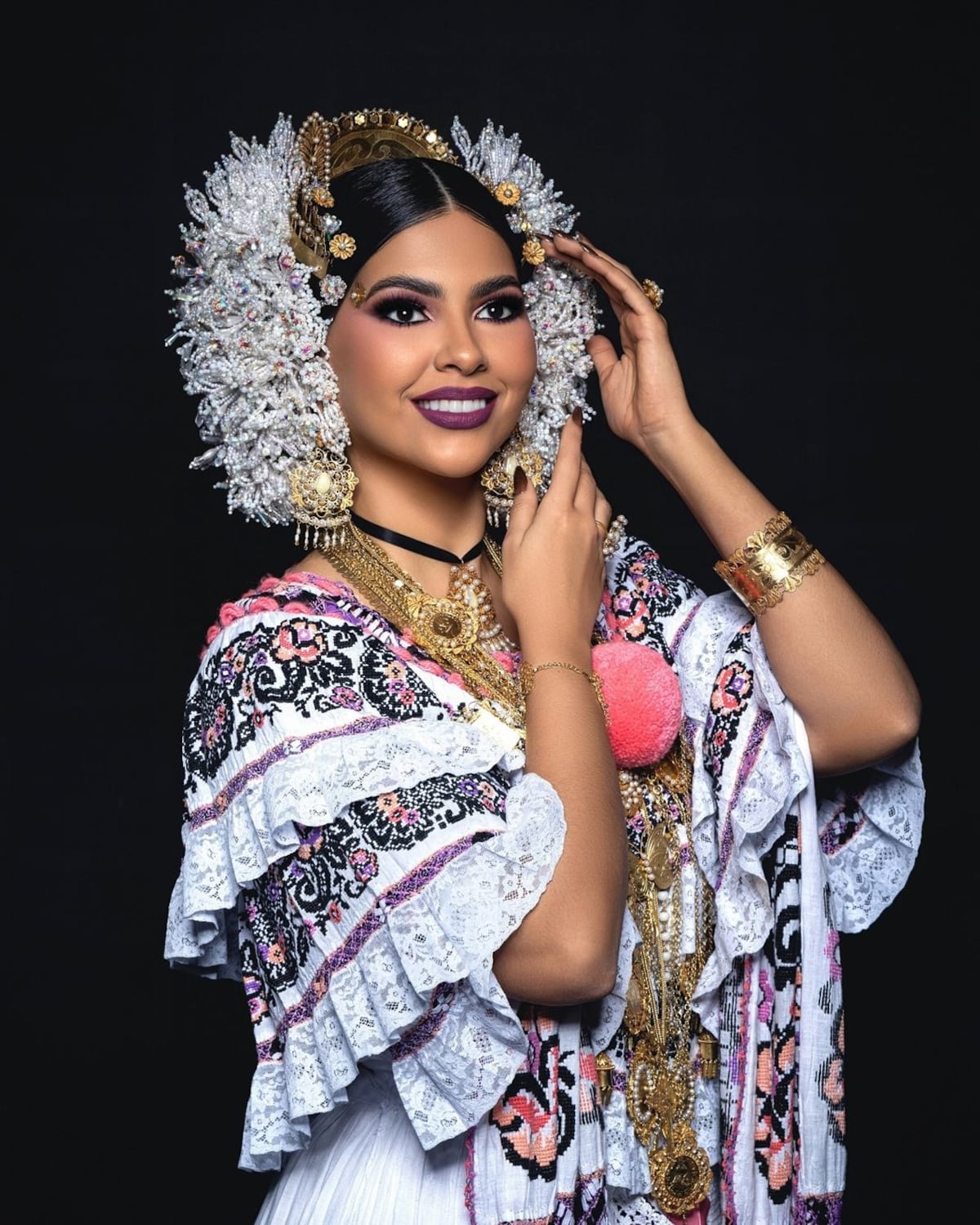 Una Miss Universo empollerada: las fotos oficiales Sheynnis Palacios y Natasha Vargas luciendo polleras de gala