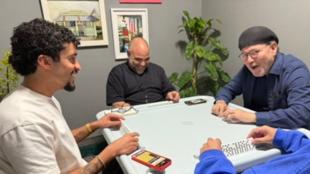 La foto de Rubén Blades jugando dominó con Bad Bunny para felicitarlo tras su triunfo en los Grammy 2026