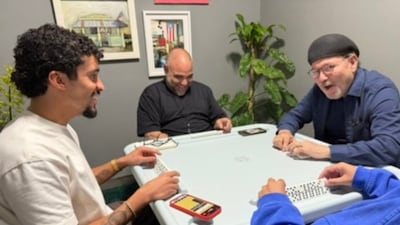 La foto de Rubén Blades jugando dominó con Bad Bunny para felicitarlo tras su triunfo en los Grammy 2026