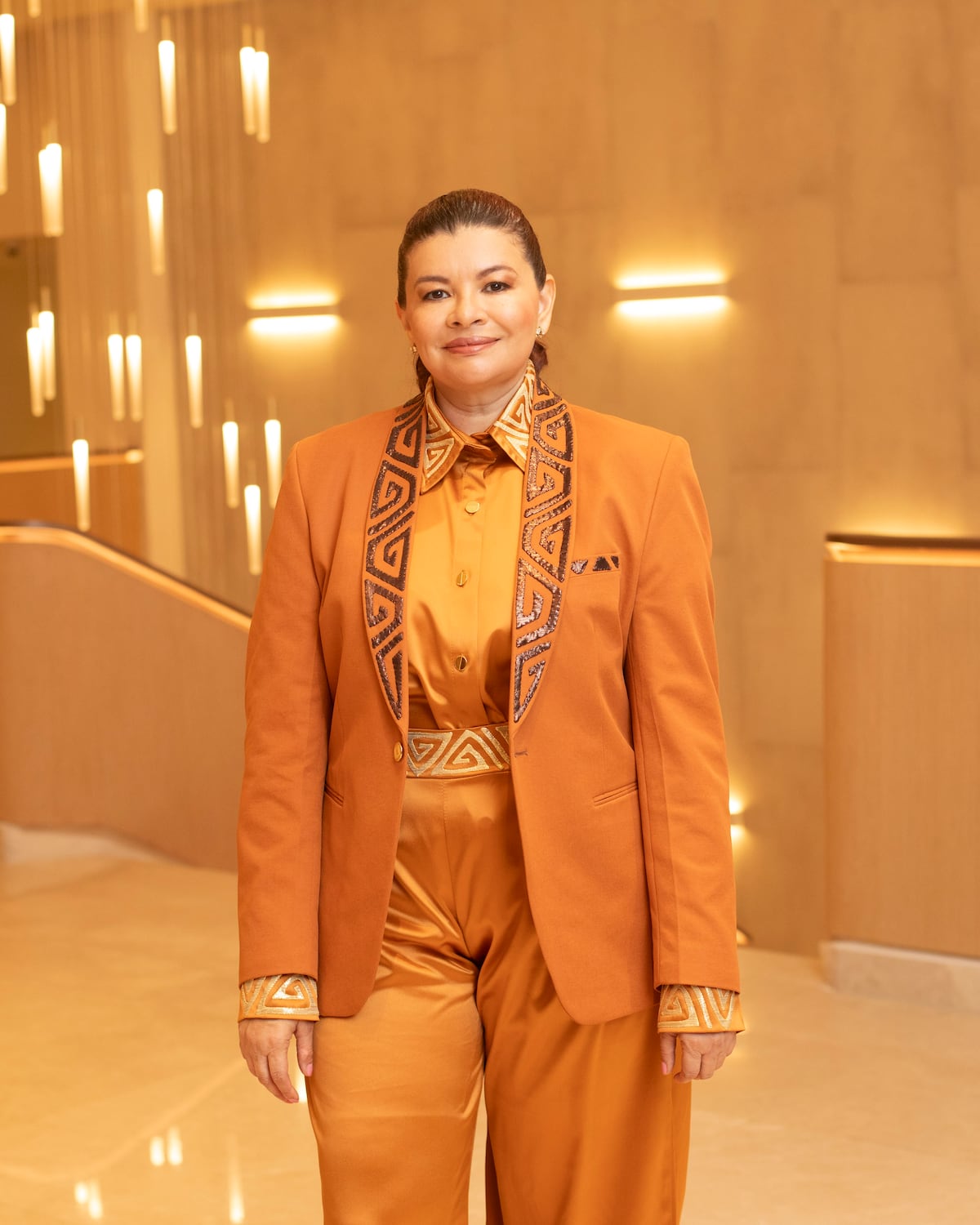 Moda nativa panameña, por Jochebec Design, en las presentadoras del Foro Mujer 2026