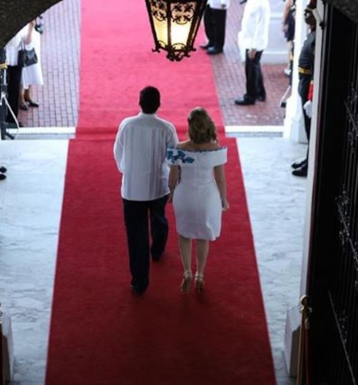 El halagado vestido estilizado de Julieta de Carrizo, la esposa del vicepresidente