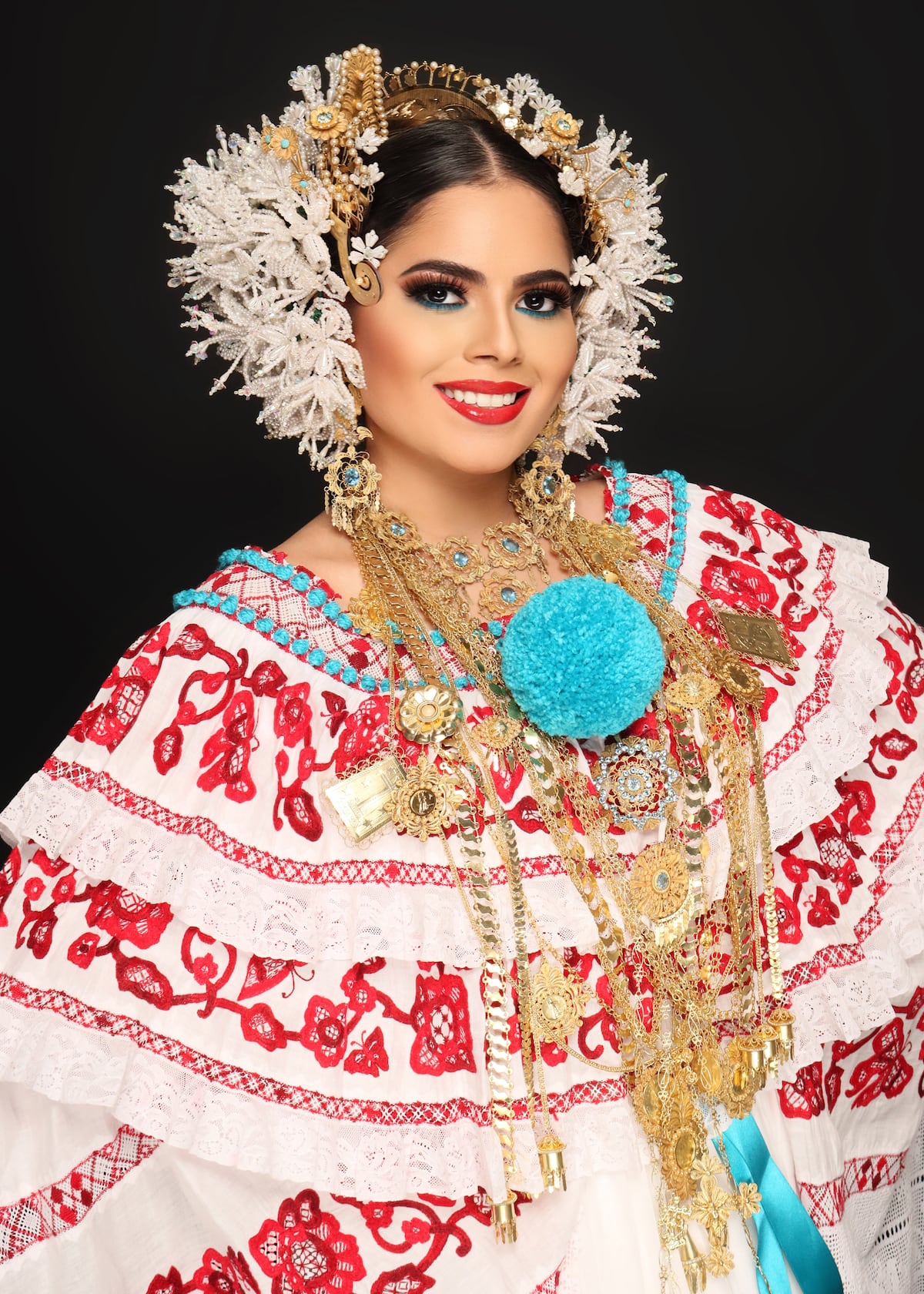 La Señorita 10 de Noviembre que toca tambor: Nishma Barrios, la reina y estudiante de Ingeniería Biomédica de La Chorrera