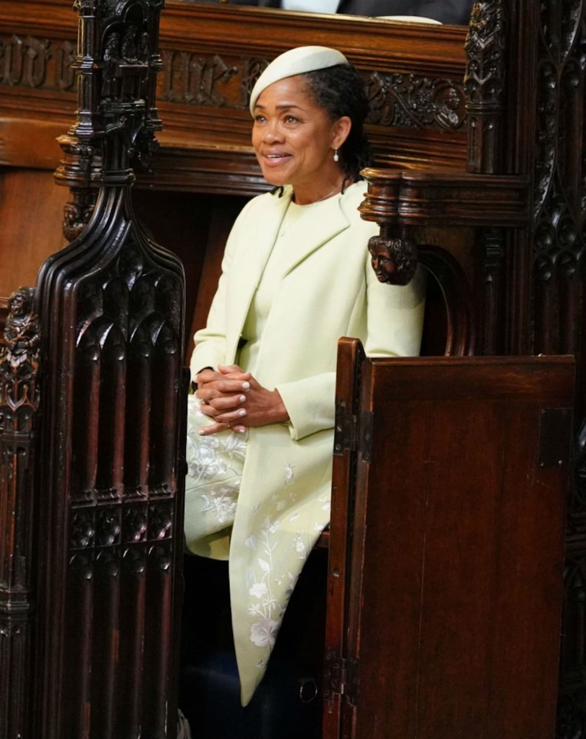 El delicado traje verde y el piercing de Doria Ragland, la mamá de Meghan