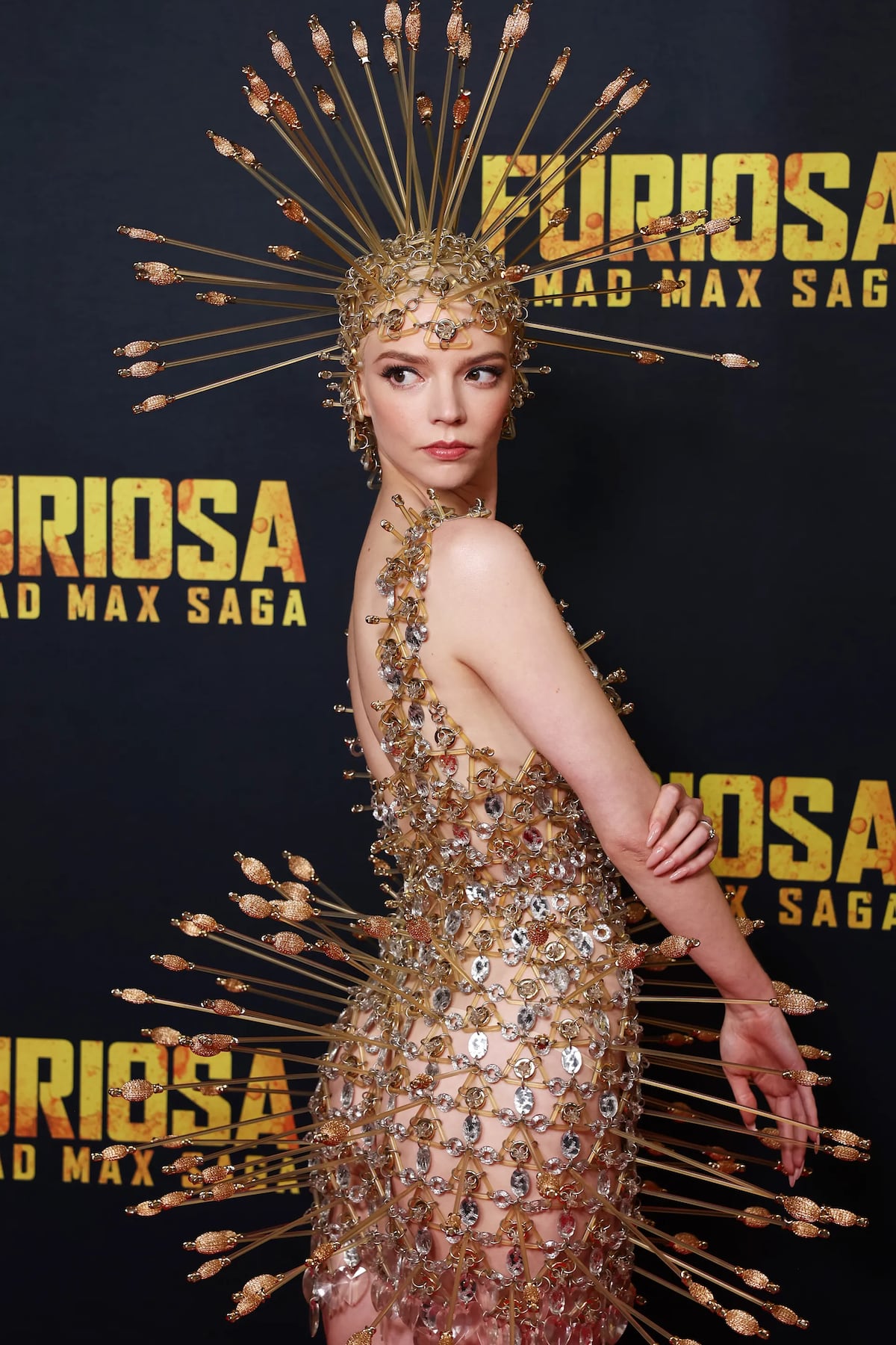 Diosa post-apocalíptica: el vestido sin tela y con púas de Anya Taylor-Joy creado hace 28 años