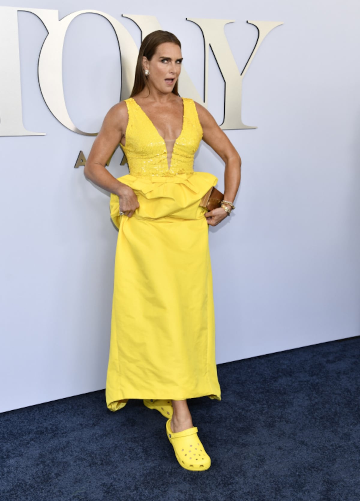 Por esta razón Brooke Shields llevó unas Crocs en una alfombra roja