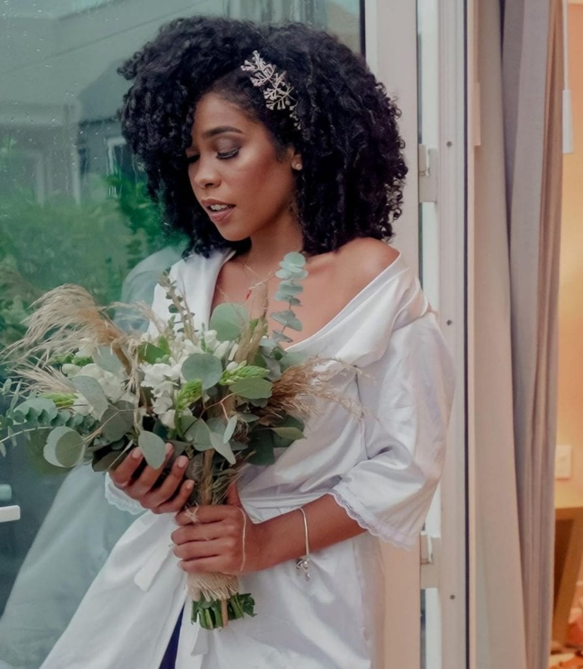 Al altar con rizos y velo