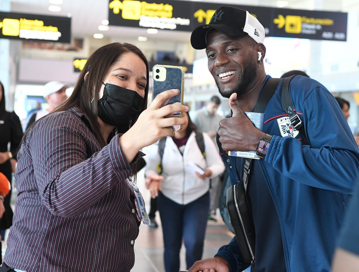 Con la camiseta puesta, Maricel de Mulino y Lucy Molinar reciben en Tocumen a la Selección de Panamá