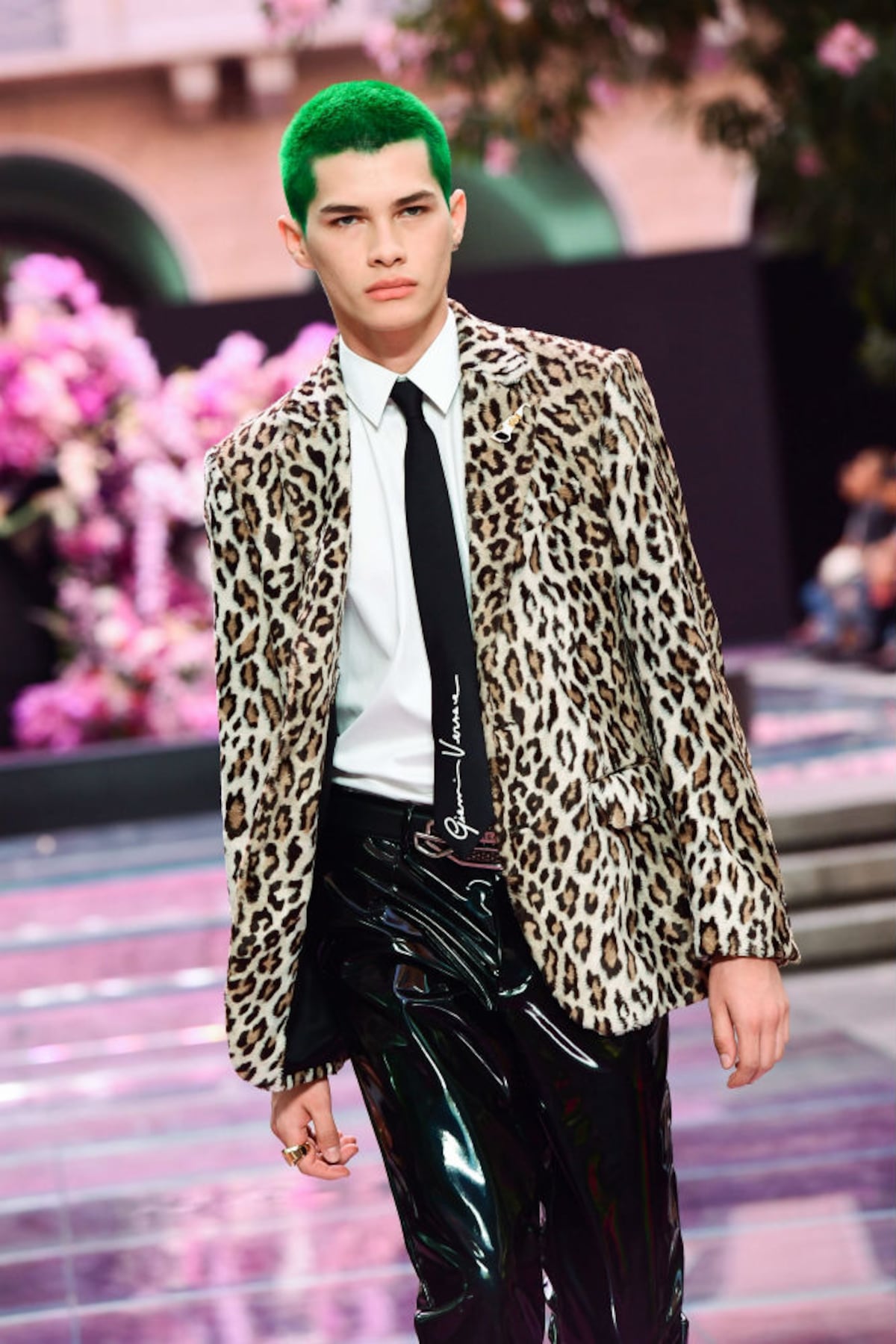 El clásico traje masculino se reinventa