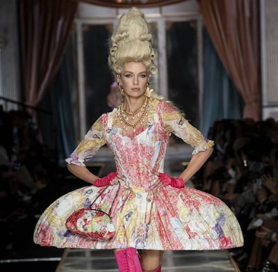 Si eres fanático de la serie Bridgerton, esta colección de Moschino te va a encantar 