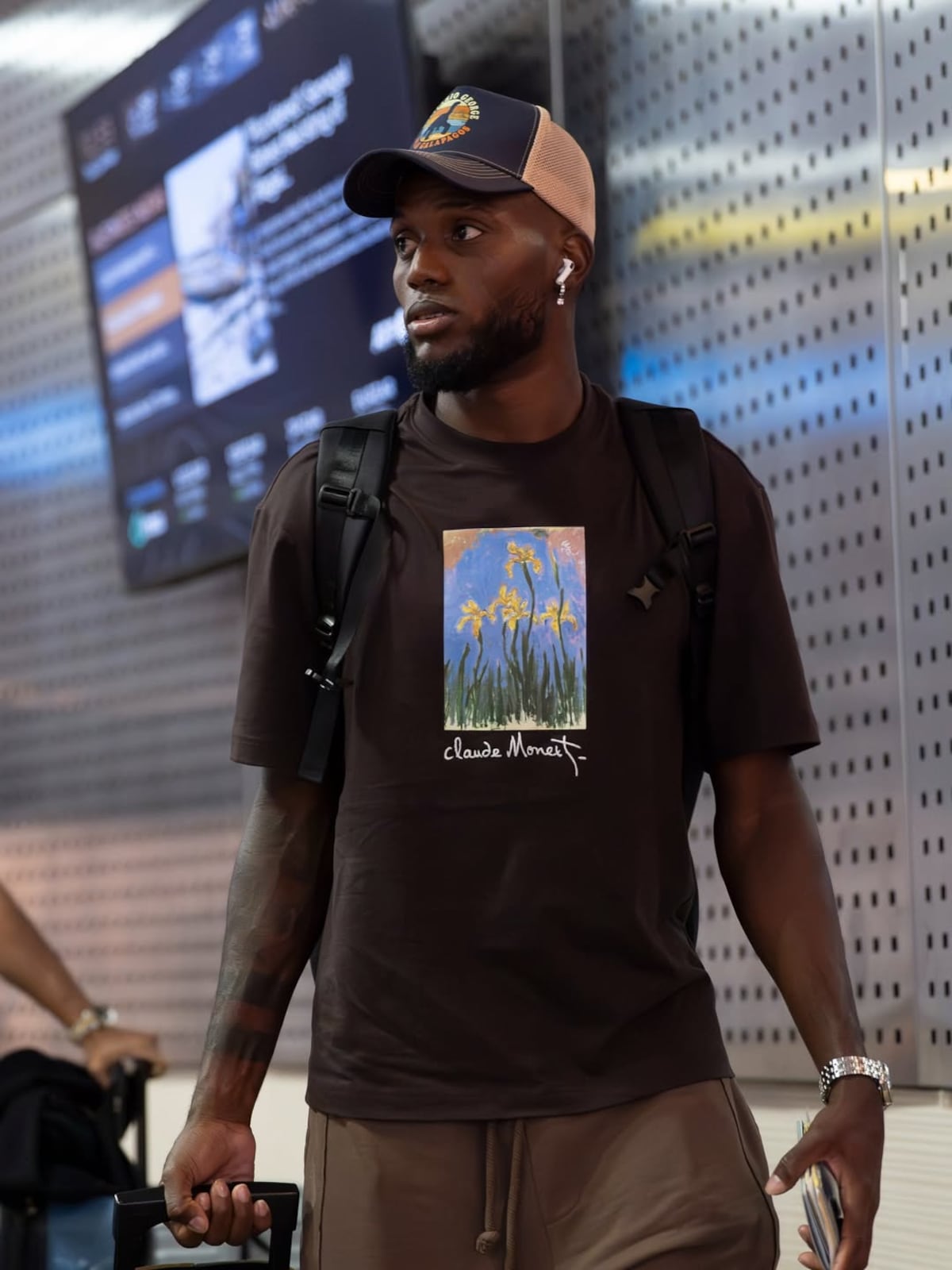 Los jeans brillantes de Kadir Barría y el suéter de diseñador de Coco Carrasquilla: El estilo de la Sele en su llegada a Sudáfrica