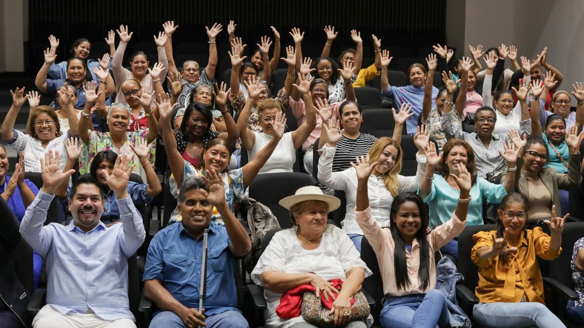 El Despacho de la Primera Dama y el Ministerio de Cultura impulsan a mujeres artesanas en taller de redes sociales