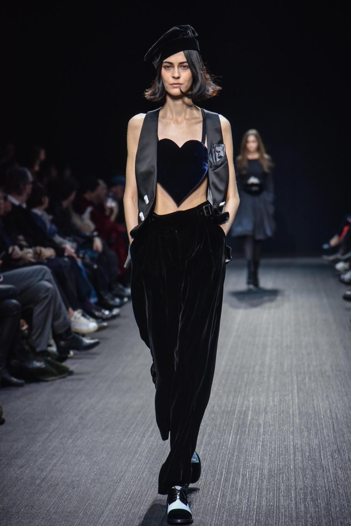 El veterano Giorgio Armani presenta su nueva colección en Milán instando a una “nueva armonía”