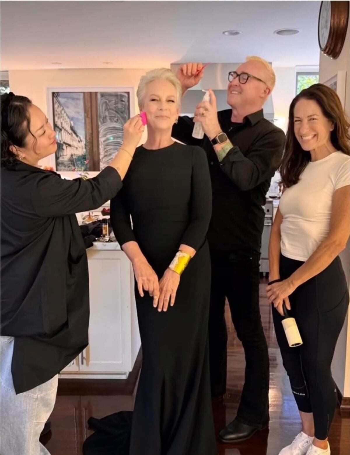 Jamie Lee Curtis enamora en los Óscar con un vestido negro básico de Dolce & Gabbana
