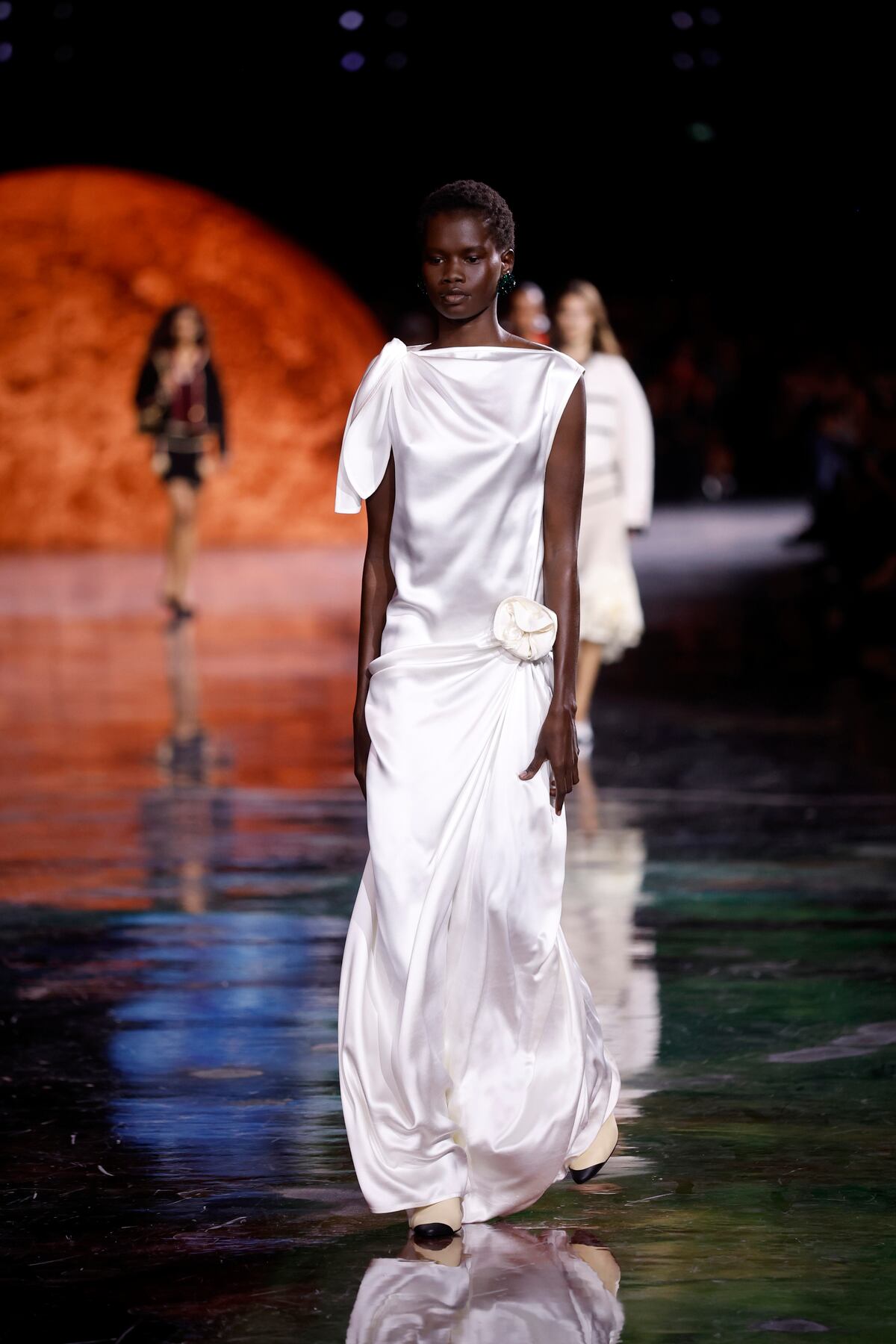 Chanel inaugura en París la era de Matthieu Blazy con una moda de aplauso