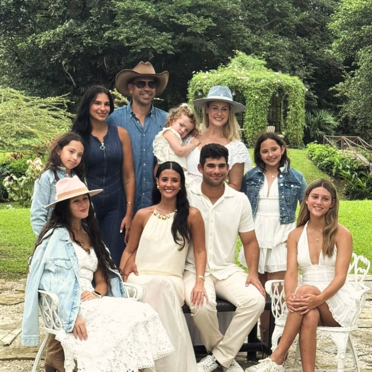 Julianne Roux, una de las hijas de Rómulo Roux, se compromete luego de 7 años de noviazgo