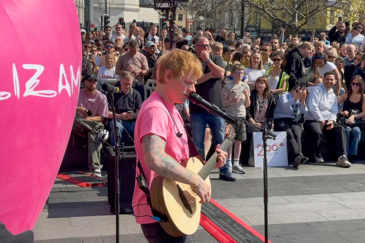 Ed Sheeran da un concierto sorpresa en Londres para promocionar su nueva canción ‘Azizam’