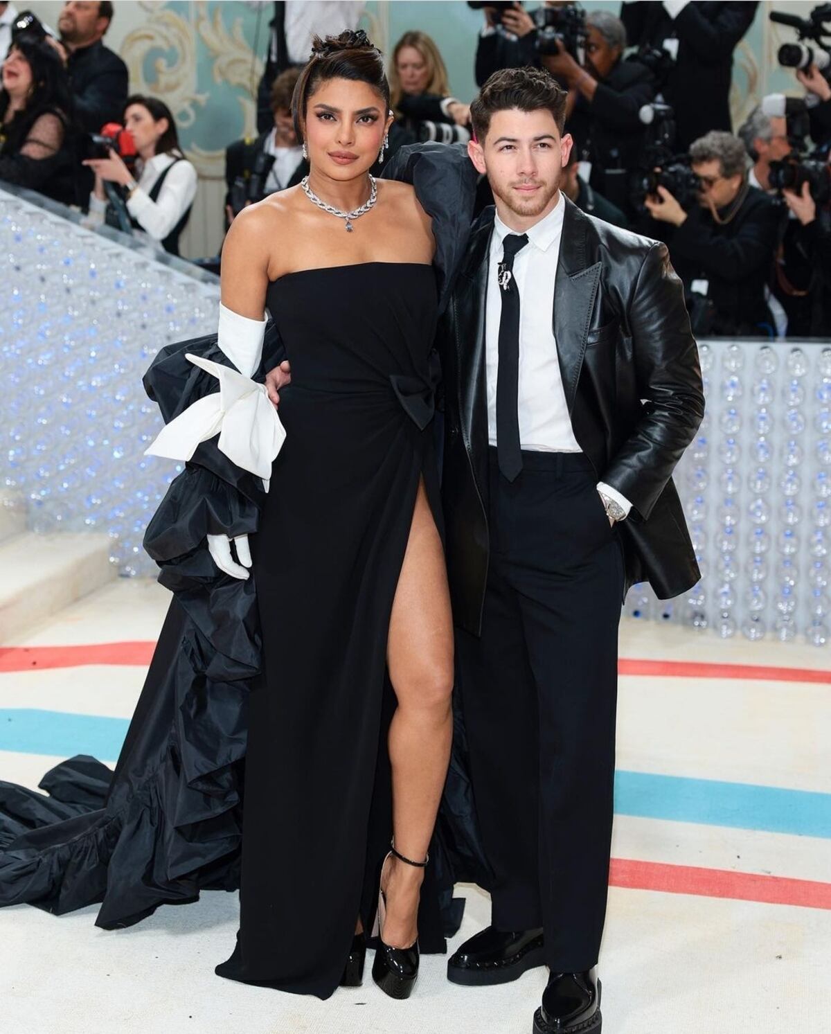 Salma Hayek y su esposo, Robert Pattison y su novia Suki Waterhouse, parejas famosas en Met Gala 2023