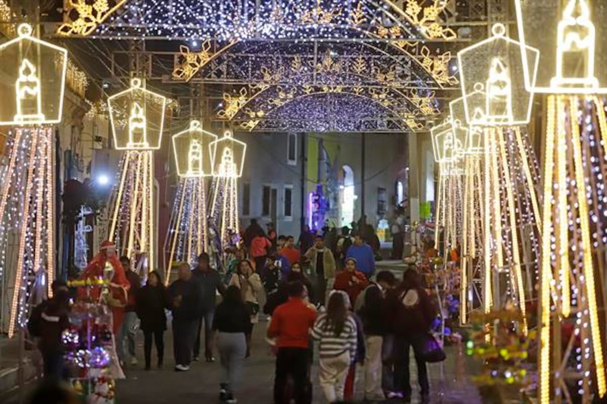 Una villa navideña de casi 2 kilómetros atrae a turistas al centro de México