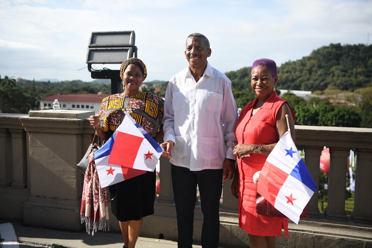 Nito Cortizo, su esposa Yazmín, y otros asistentes al acto de conmemoración de los 25 años del Canal en manos panameñas
