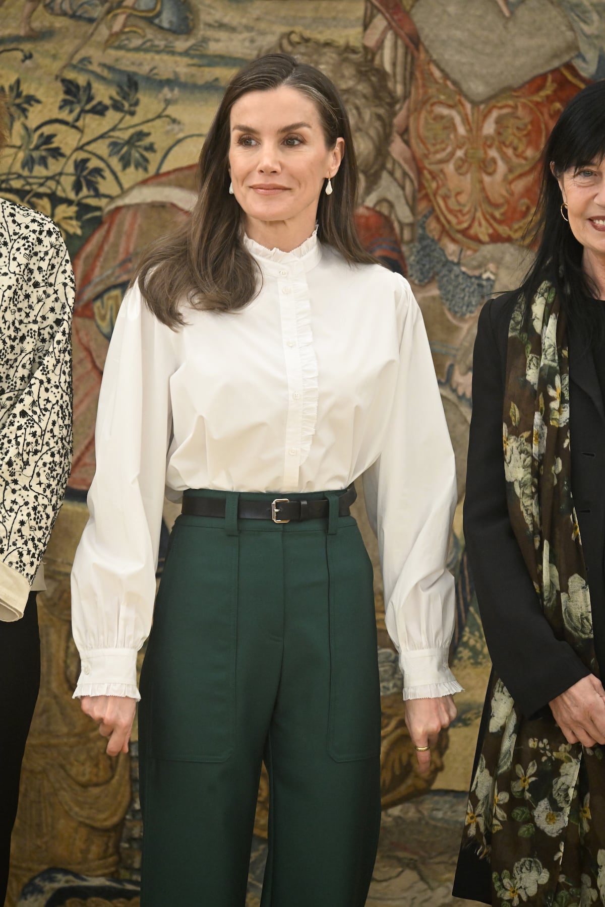 El ‘look’ ‘working girl’ de la reina Letizia de España: blusa blanca y pantalón verde de talle alto 