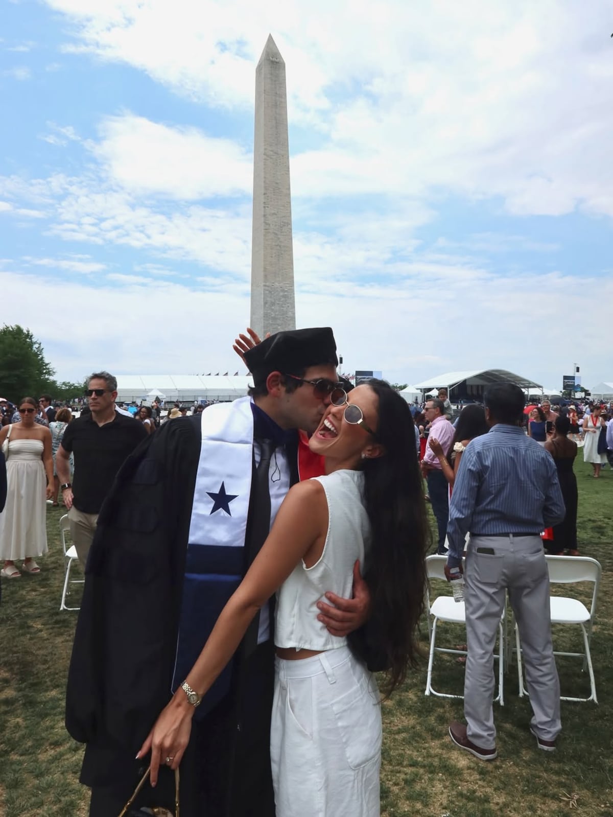 ‘¡Se acabó la relación a distancia!’: Julianne Roux celebra la graduación de su esposo en Estados Unidos