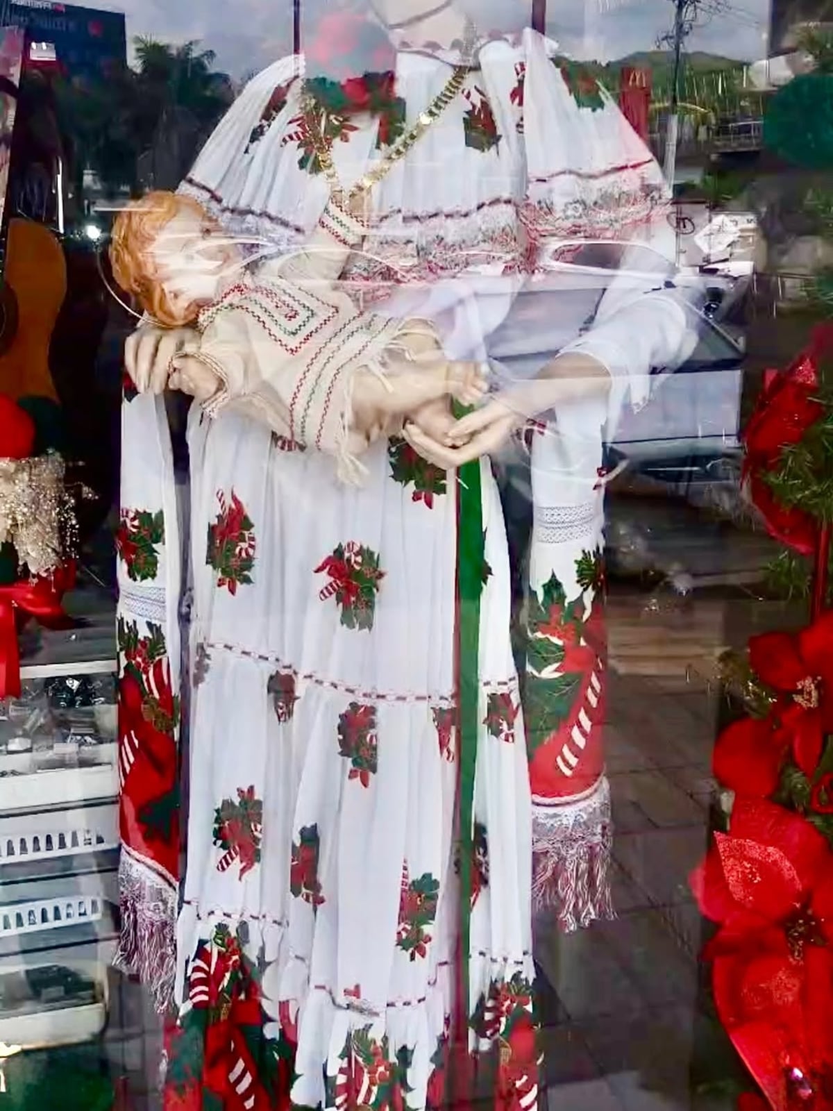 La productora Elena Llorach opina sobre la aparición de una “pollera navideña”