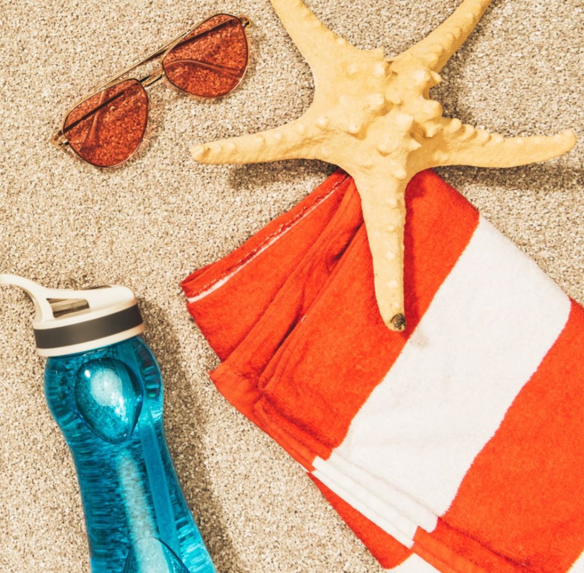 Rizos bajo el sol: satín y agua para protegerlos en verano