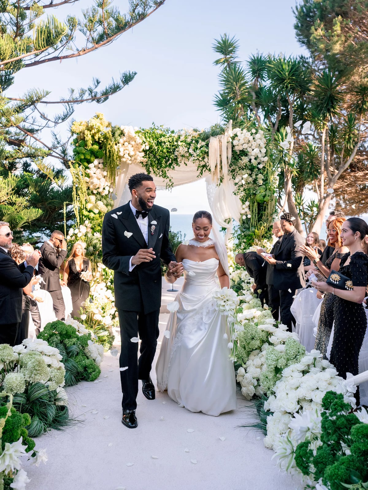 Jordyn Woods y Karl-Anthony Towns se casan en una ceremonia frente al océano en Malibú