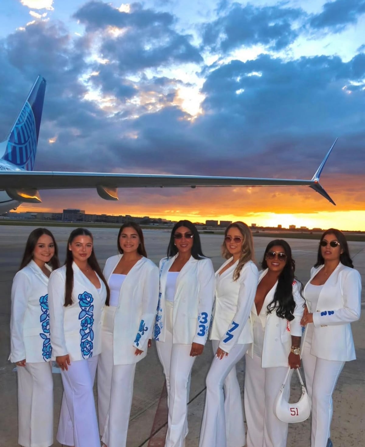 Una estudiante de la Universidad de Panamá pintó los blazers de las esposas de peloteros para el Clásico Mundial 2026