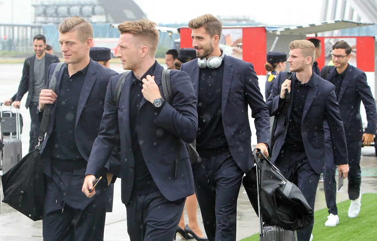 Bolsos de Versace y trajes de lujo en la llegada de los equipos a Rusia