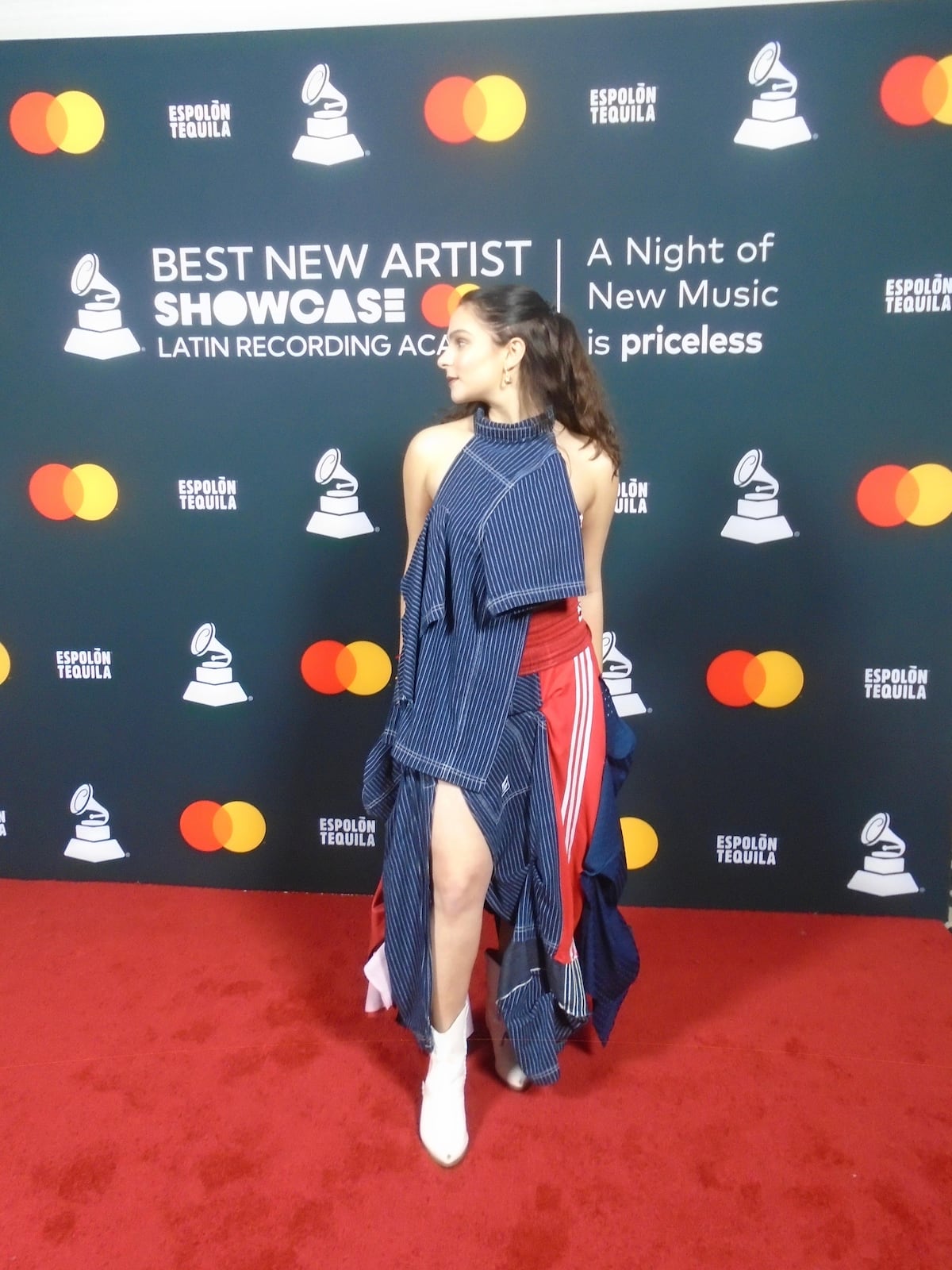 La cantante Yael Danon y sus atuendos de diseño panameño en los Latin Grammy 2025