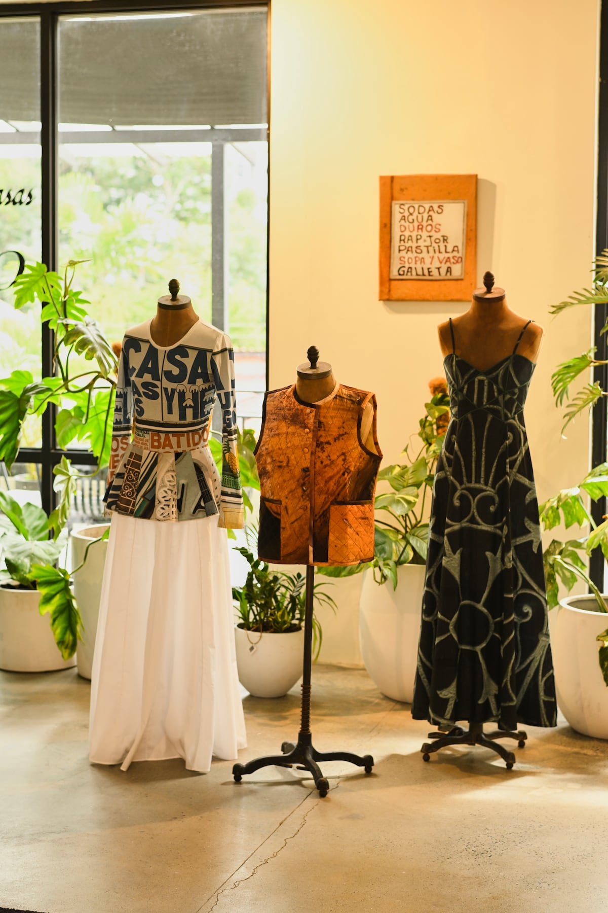 “Mira dónde vas”, la nueva colección de la marca panameña Curio y Casa de las Casas con prendas estampadas de la arquitectura y cotidianidad de Panamá