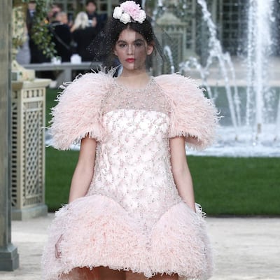 Brillo y rosas en el desfile Primavera Verano de Chanel en París