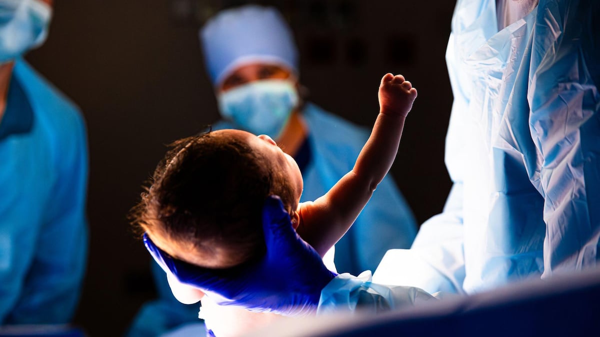 Lo que las primeras heces de un bebé revelan sobre el futuro de su salud