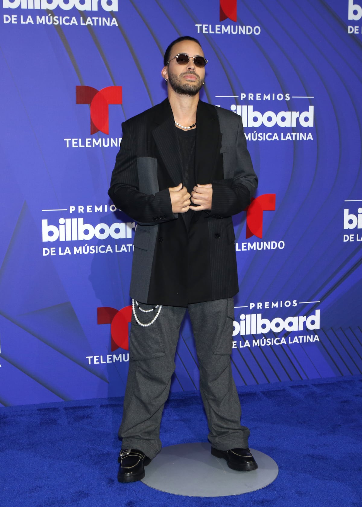 La alfombra de los Latin Billboards: El negro y los diseños clásicos intervenidos dominaron 