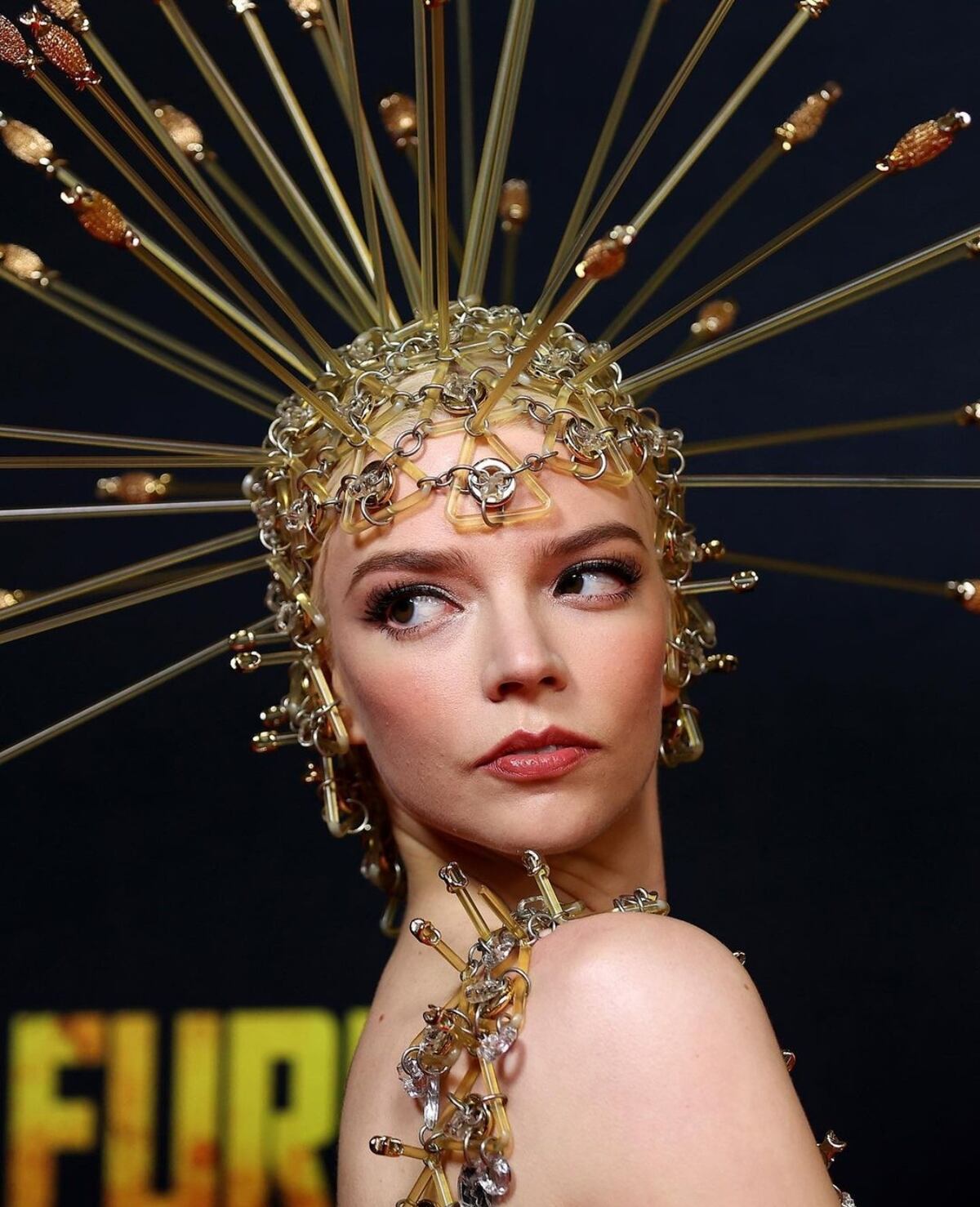 Diosa post-apocalíptica: el vestido sin tela y con púas de Anya Taylor-Joy creado hace 28 años