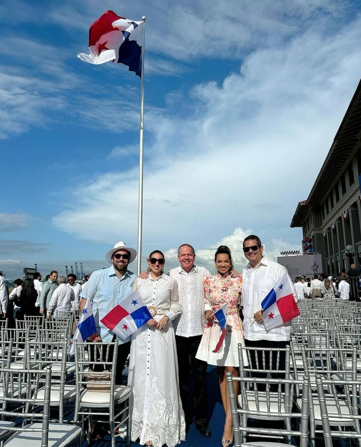 Nicolle Ferguson, Blanca Herrera y otros asistentes al acto de aniversario por los 25 años de la reversión del Canal de Panamá