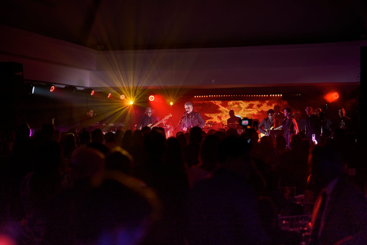 Omar Alfanno y Luis Enrique se unieron en el escenario a favor de la niñez en Panamá