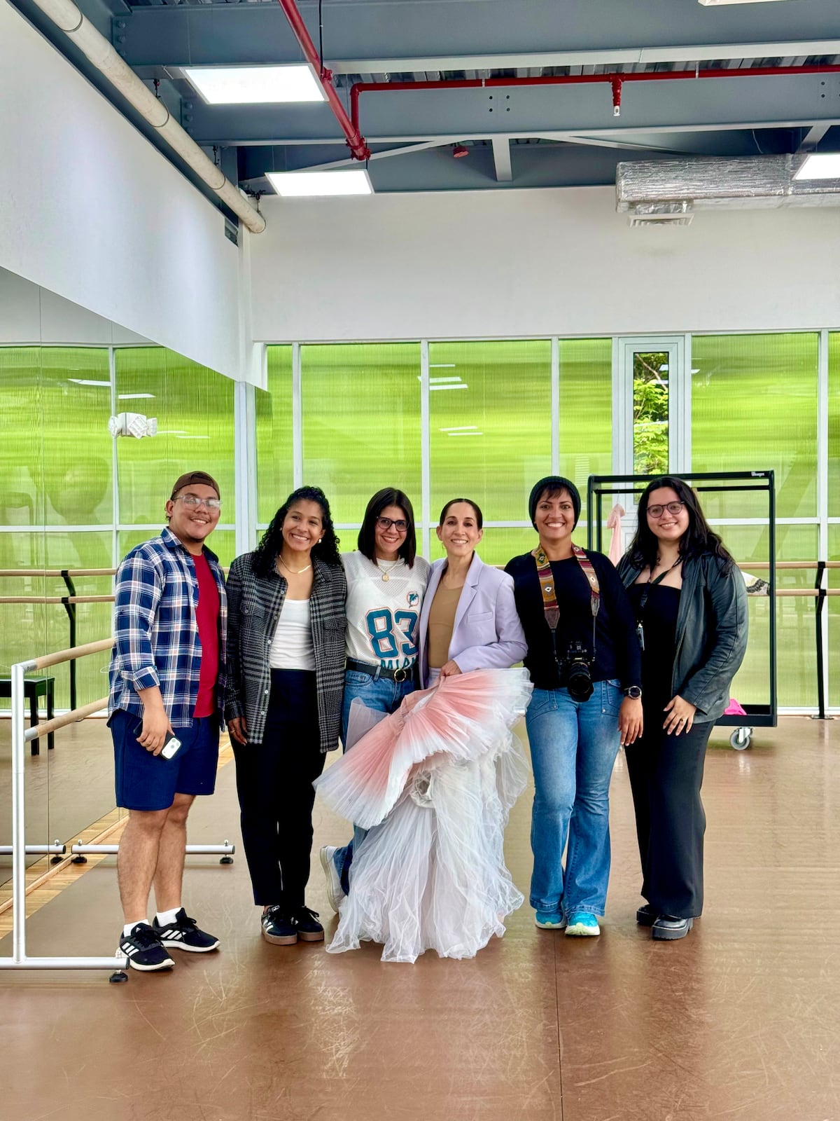 Tras cámara de la sesión de portada de ELLAS con Maruja Herrera, ministra de Cultura 