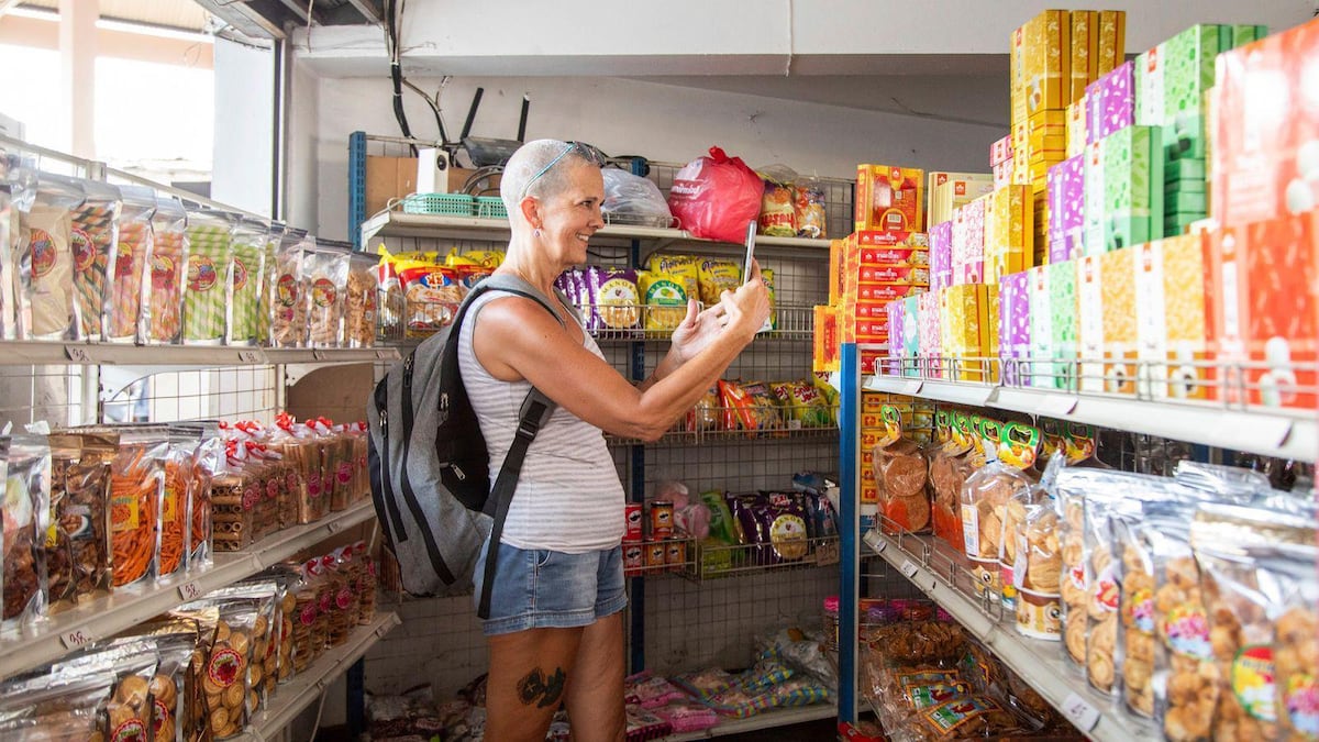 Por qué cada vez más turistas disfrutan visitando supermercados durante sus vacaciones