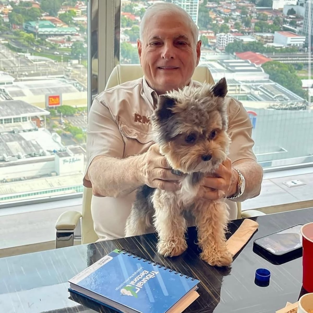 Bruno, el perrito de Ricardo Martinelli, vestido de gala para su asilo en Nicaragua