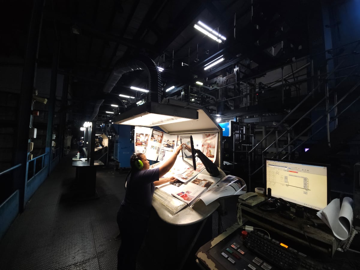 Un día con Yulissa, la mujer que imprime el periódico