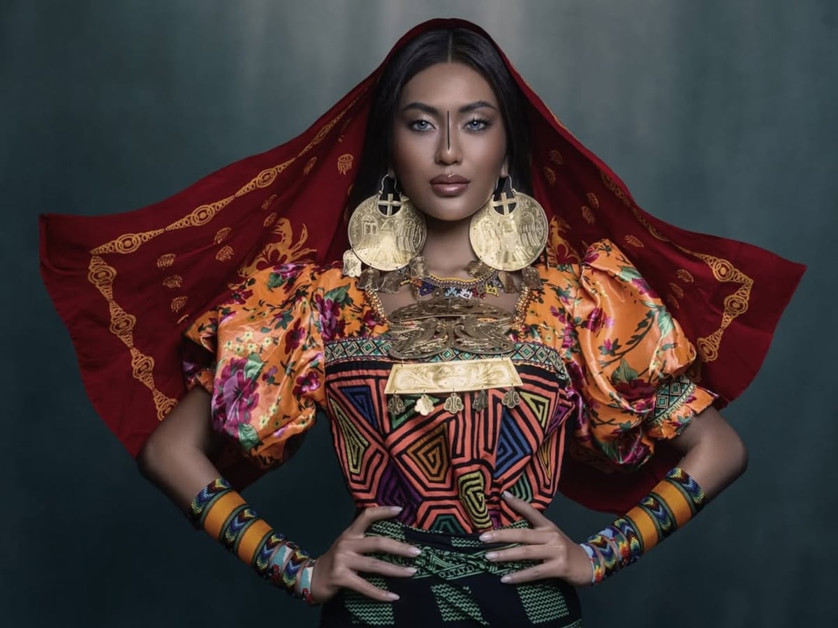 Miss Cosmo, Ketut Permata Juliastrid, se viste con el atuendo tradicional guna en Panamá
