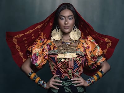 Miss Cosmo, Ketut Permata Juliastrid, se viste con el atuendo tradicional guna en Panamá