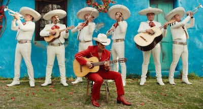 Mariachi de Guadalajara siente orgullo de 'abrazar' con Bruno Mars la cultura latina