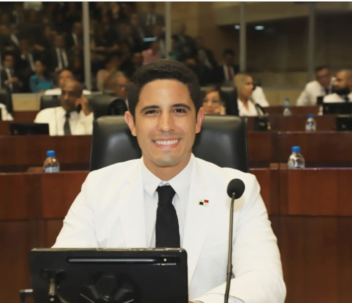 7 nuevos diputados panameños en traje blanco