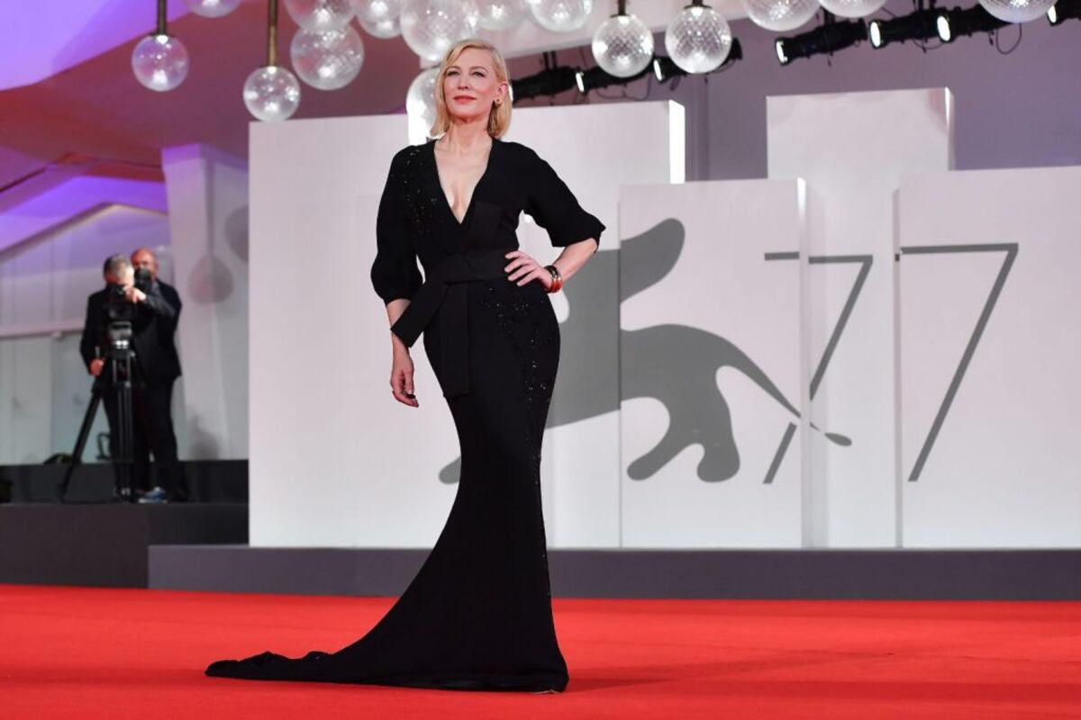 Lo ‘chic’ es repetir: Cate Blanchett reutiliza y dona sus vestidos