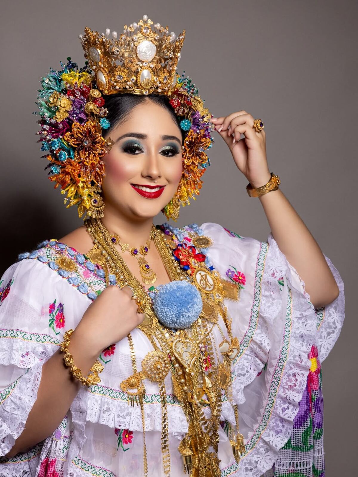 La corona de rosas talladas en nácar de Andrea Ruíz reina del Festival Nacional de la Pollera 2025