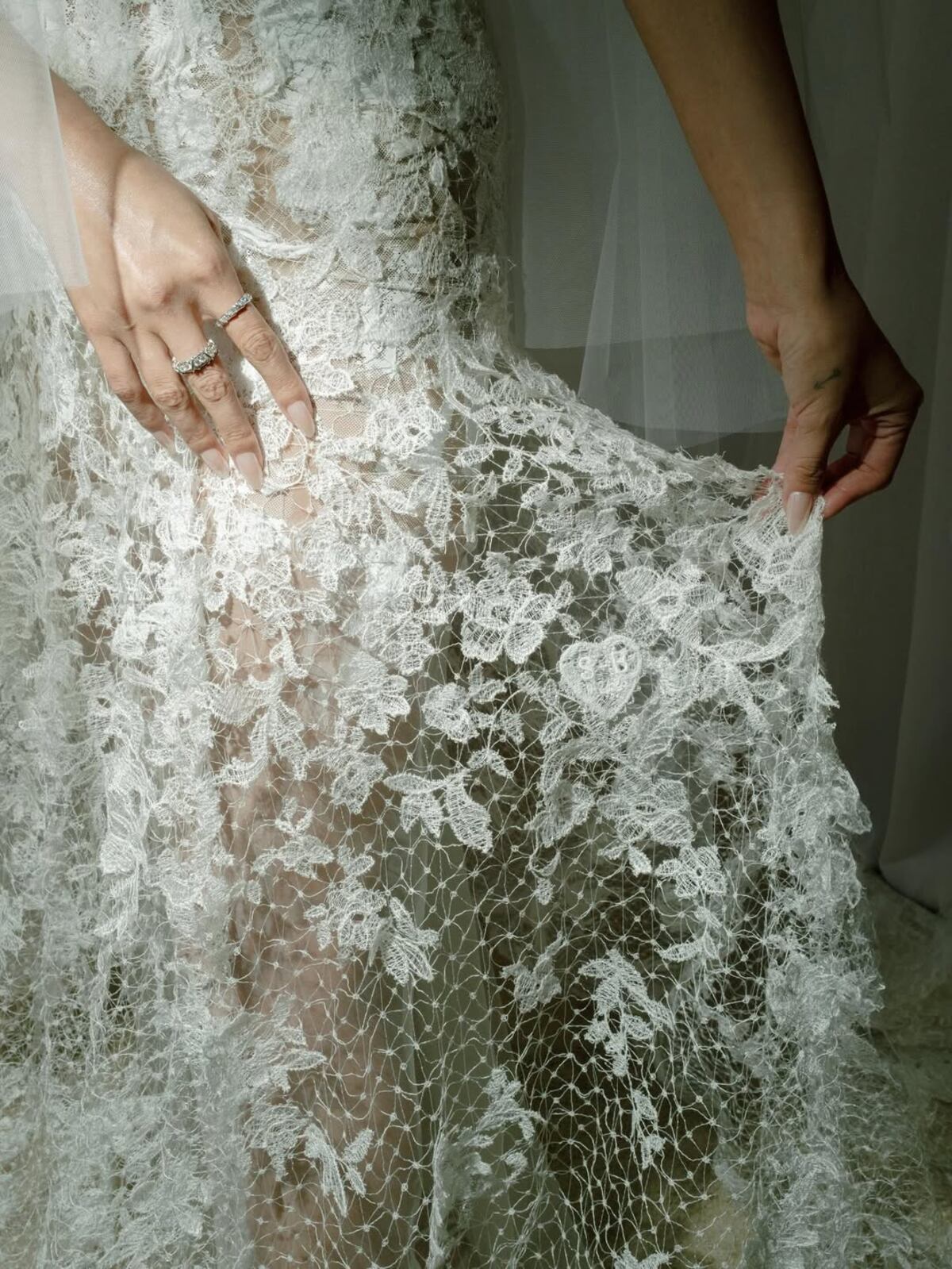 Encaje, satén y un guiño retro: los ‘looks’ nupciales de Selena Gómez