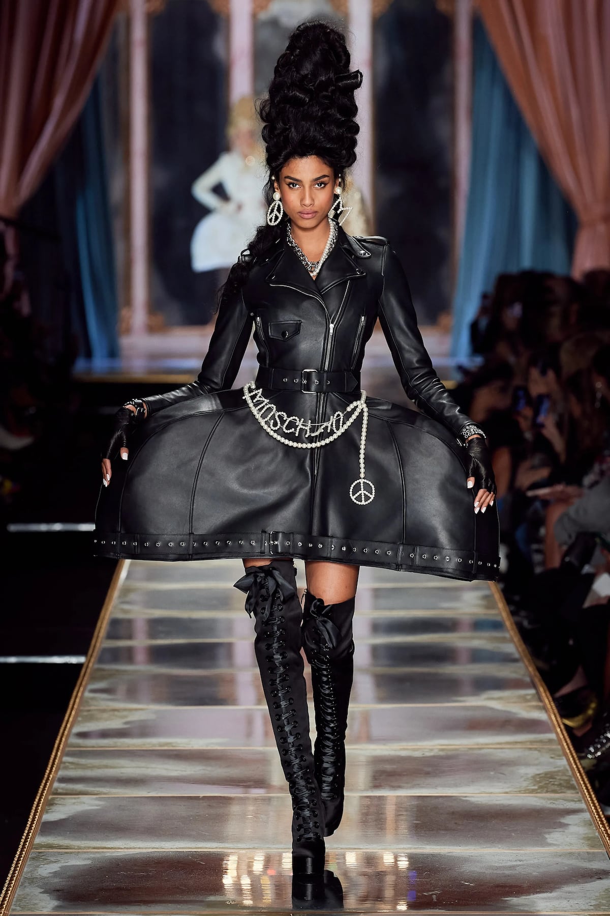 Si eres fanático de la serie Bridgerton, esta colección de Moschino te va a encantar 